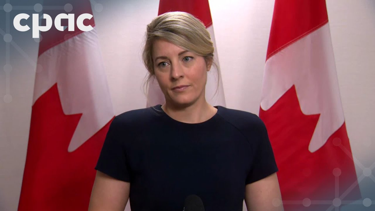 La ministre des Affaires étrangères Mélanie Joly s'entretient avec les journalistes à Paris