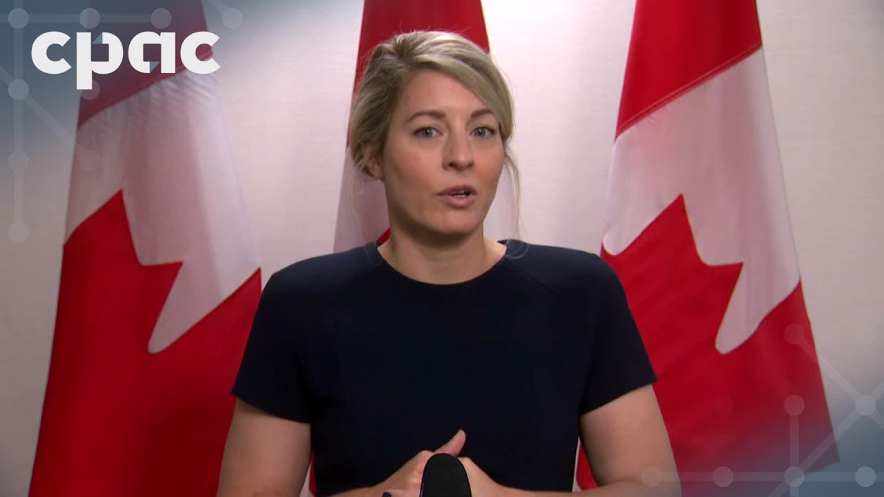 La ministre des Affaires étrangères Mélanie Joly s'entretient avec les journalistes à Paris