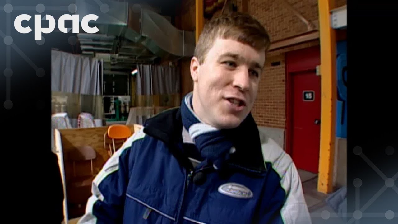 Souvenirs de campagne : Thierry St-Cyr rencontre les électeurs à un aréna de Verdun