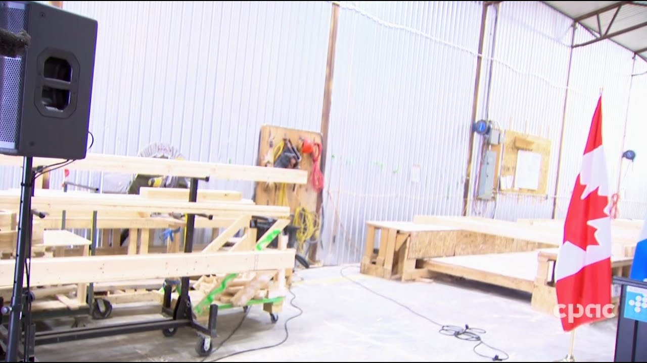 La ministre de l’Industrie Mélanie Joly fait une annonce à Montréal – 14 octobre 2025