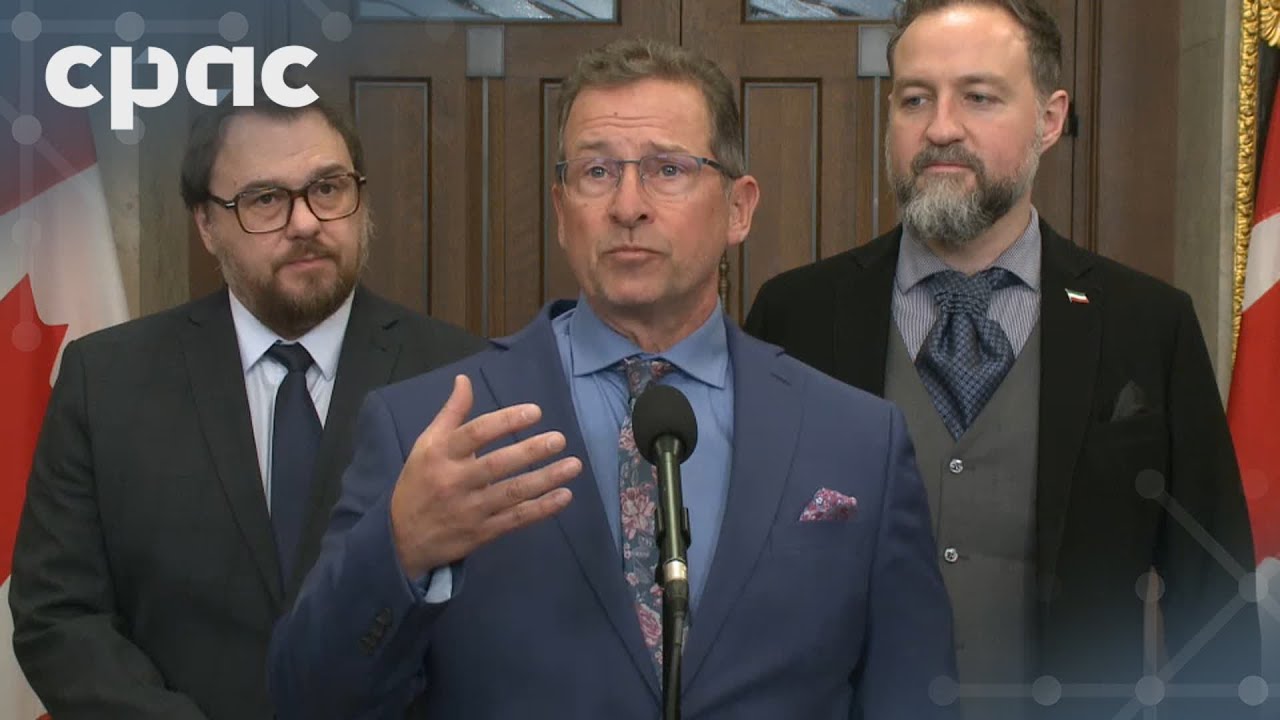 Le chef du Bloc Québécois Yves-François Blanchet s’adresse aux journalistes à Ottawa