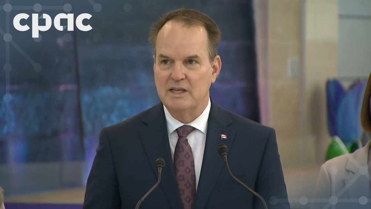 Transport Minister Steven MacKinnon speaks about air passenger rights – May 1, 2026